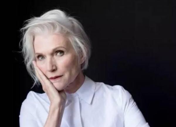 名模梅耶：被丈夫家暴九年，60歲拍封面火爆全球，兒子是世界首富