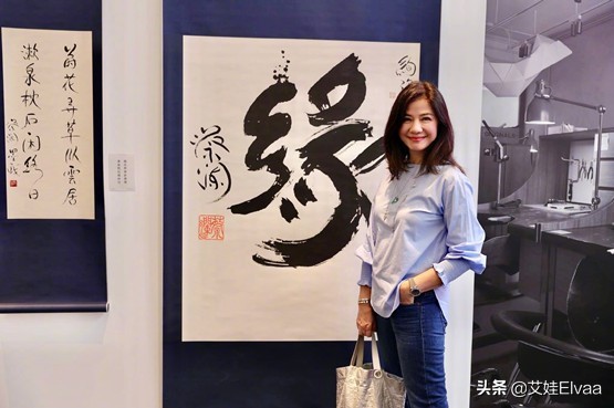 鐘楚紅慶62歲生日，穿立領芭比粉偶像包袱重，五官精緻大鼻子搶鏡