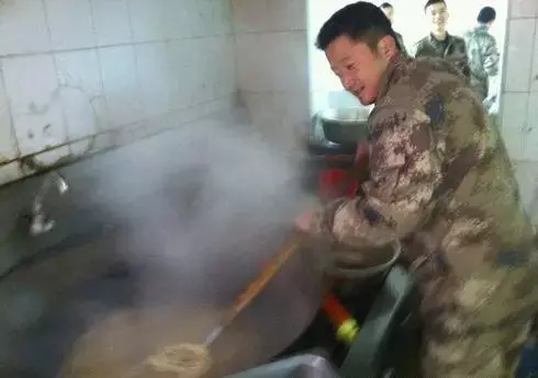 扮酷耍帥就別演軍人，看看這7位男星的表演