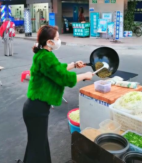 我真是炒粉的：她每天精緻妝容穿著時髦炒粉，顧客懷疑其真實身份