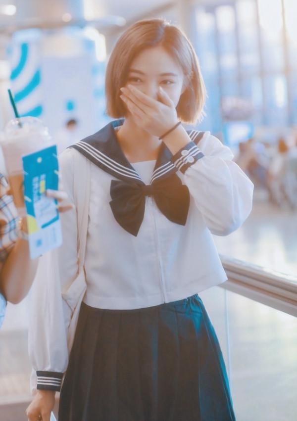 許佳琪太甜了，穿海軍風襯衫配百褶裙秀小細腿，笑起來像初戀