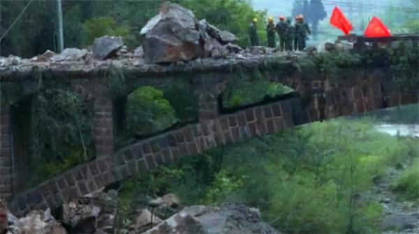 專家口中的危橋，380公斤炸藥引爆後，炸出了一群“偽專家”