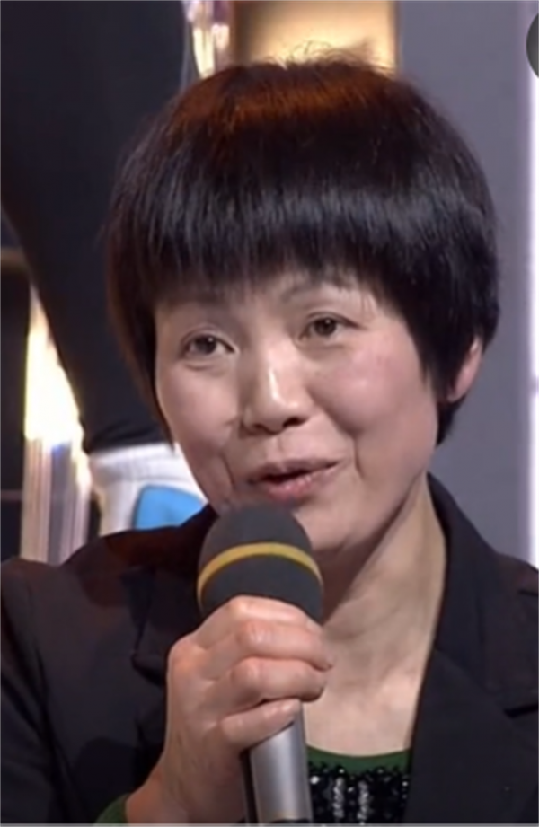 丈夫病逝後，農村媽媽打工擺攤養育三胞胎，仨兒子一個比一個爭氣