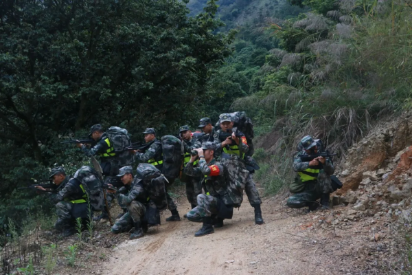 從這裡走向戰場!福建省軍區新兵連組織戰備行動演練 從這裡走向戰場!福建省軍區新兵連組織戰備行動演練
