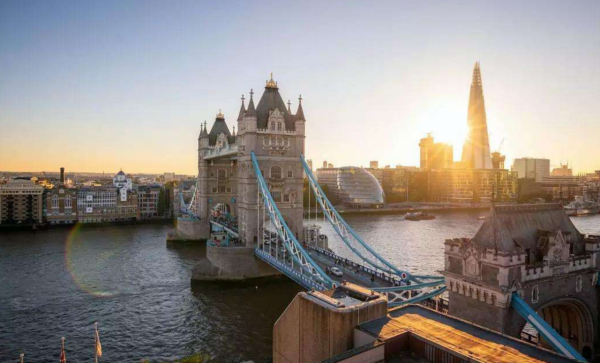 69歲英國億萬富豪，娶33歲中國外賣員後連生3娃，離世後財產平分