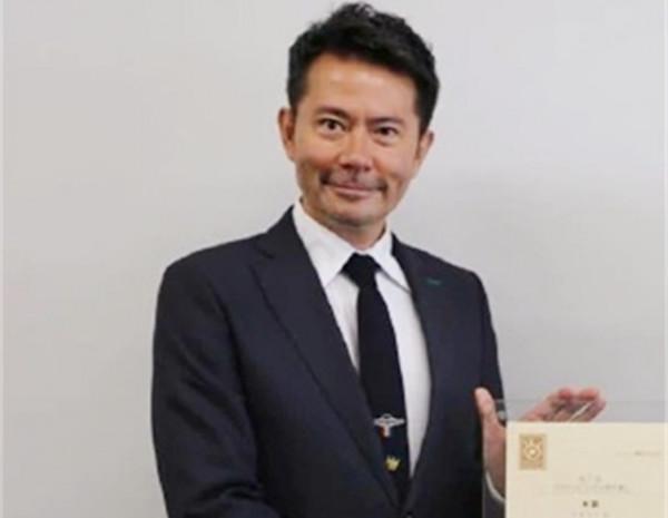 宇津井健的曠世戀：愛妻患病40年不離不棄，83歲去世當天娶了初戀