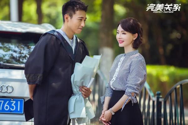 在《斛珠夫人》演楊冪哥哥，戲外卻比她小三歲，還和吳京演過戰狼