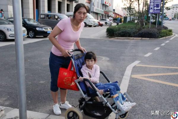 女童患怪病每天對人笑，媽媽以為她是天使，看到診斷書後痛哭不已