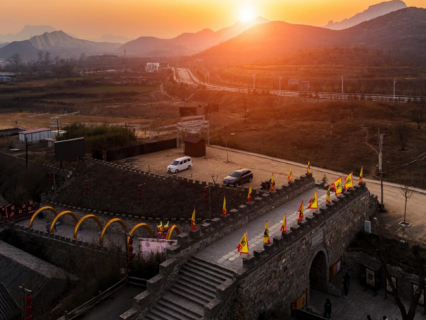 河北又一“假古鎮”走紅，耗資15億卻不收門票，網友：良心景區