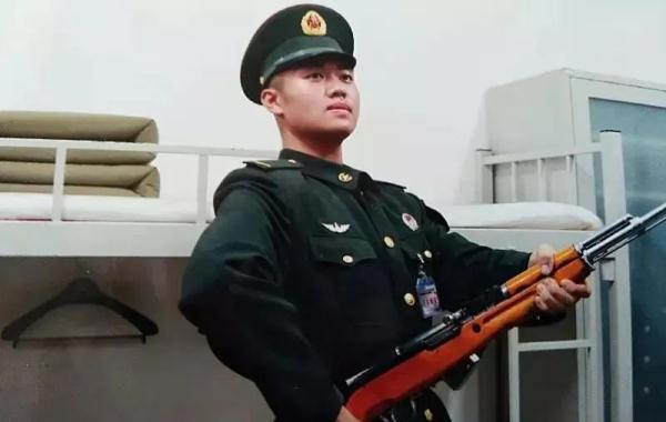 “我的兒子是護旗手！”