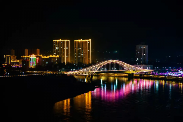 【網路中國節】月色嬋娟永靖夜 焰火耀天映新春