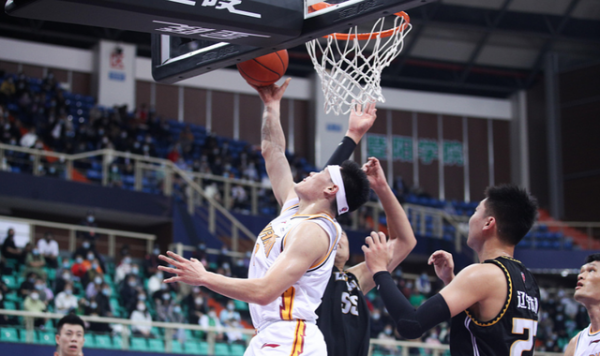 心寬體胖，冠軍教頭“快樂”執教！做好自己，山西男籃專注賽場