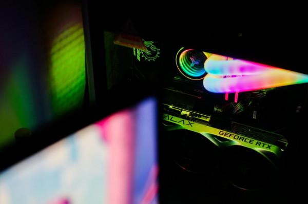 能壓住不關AVX512的i7 11700K!這款喬思伯水冷的秘訣是RGB水管? 能壓住不關AVX512的i7 11700K!這款喬思伯水冷的秘訣是RGB水管?