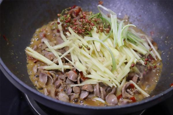 秋天，雞胗和生薑真是絕配，饞了炒一盤，嘎嘣脆，下酒下飯真不錯