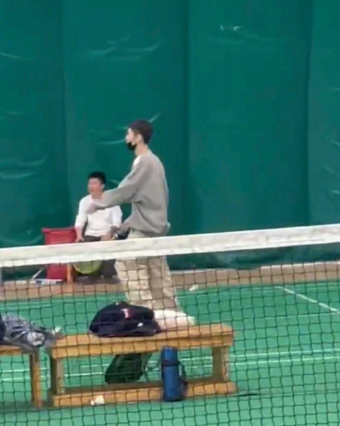 鹿晗關曉彤現身打羽毛球被偶遇 兩人裝扮休閒對打超甜蜜