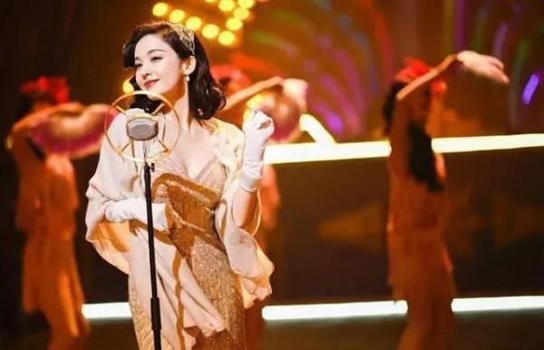 《十二譚》首播槽點滿滿，娜扎著旗袍洋裝上陣很養眼，氣質高雅