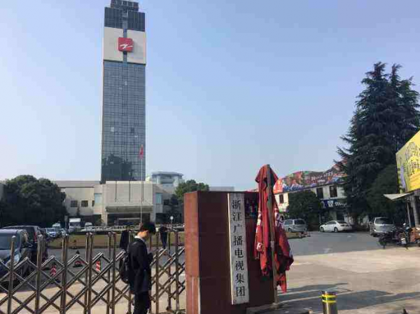 2002年，央視美女主持，在餐廳接電話意外身亡，只因推錯了一扇門