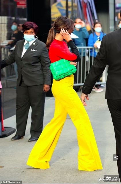 貝嫂番茄炒蛋紅黃配色著裝被嘲像麥當勞叔叔，網友：不要再打針了