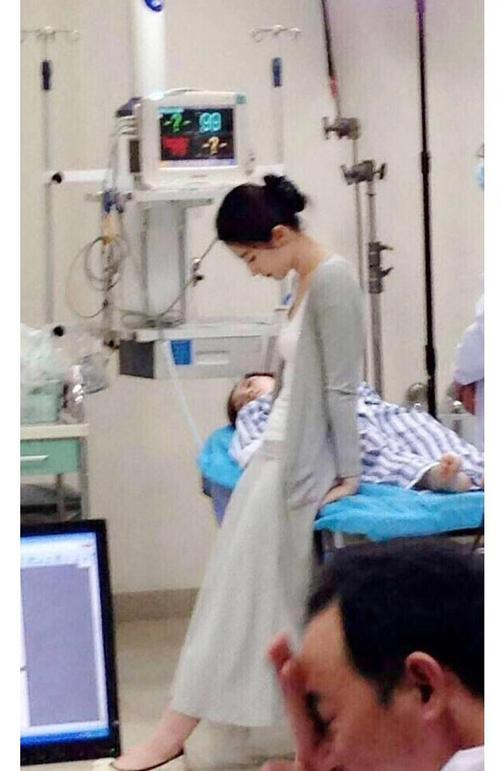 女明星儀態不及格的有兩位,一個是楊冪,另一個是彭小苒 女明星儀態不及格的有兩位,一個是楊冪,另一個是彭小苒