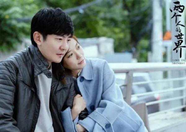 兩部劇，兩個傻小子背後都有一位款姐相助，一個接受一個放棄