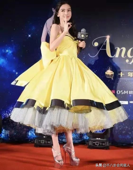 明星身高內卷太嚴重，踩恨天高走紅毯，合影狂墊腳，增高墊好明顯