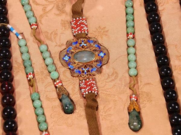 歡迎各位老師欣賞隨評～清代 宮廷風格碧璽朝珠一盤