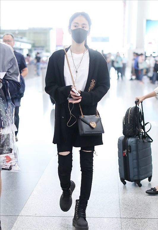 張碧晨的身材真不賴，針織衫配老爹褲，褲腰寬鬆哪像生過娃