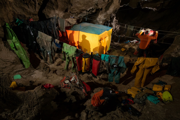 深入地底2000多米，這是世界上最深的一個洞，卻在此發現人類屍體