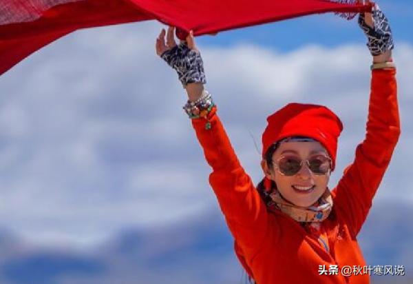 53歲張敏西藏旅遊，紅色服裝很鮮豔，身材與氣質絕佳