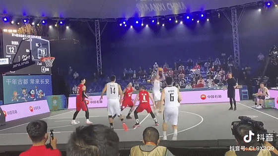 生吃王哲林！一個人扛起球隊！不愧是野球界第一分衛，太硬了...