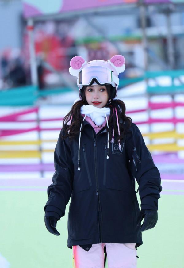 楊穎最新滑雪造型清新十足 戴粉色頭盔可愛軟萌