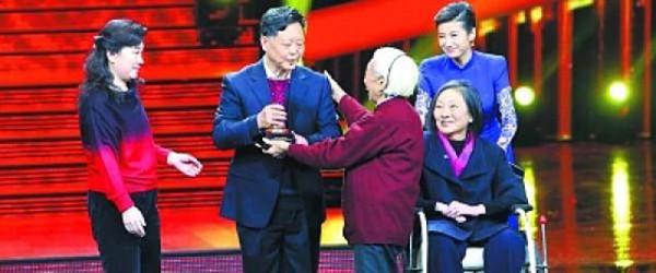 寵妻飛行員照料癱瘓妻子41年：2017年妻子離世，閆志國為妻換軍裝