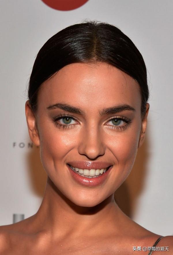 身穿夏季高腰吊帶背心一步裙的伊莉娜·莎伊克，優雅迷人氣質十足