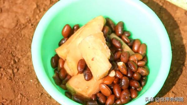 非洲腦癱夫妻結婚27年,每天嘴對嘴餵飯給丈夫,愛情和金錢無關 非洲腦癱夫妻結婚27年,每天嘴對嘴餵飯給丈夫,愛情和金錢無關