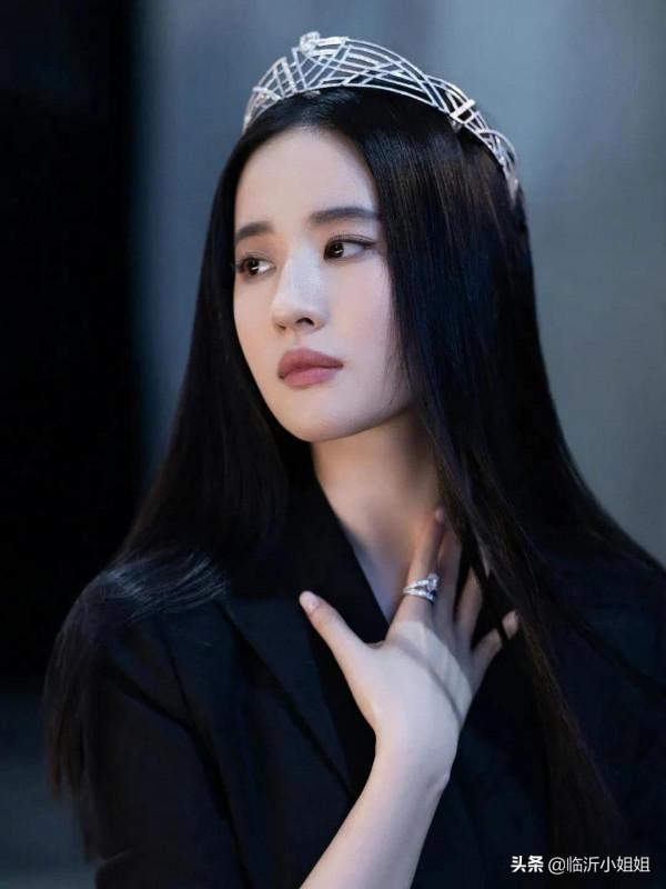 劉亦菲，高顏值的神仙姐姐，一顰一笑都散發醉人的美感