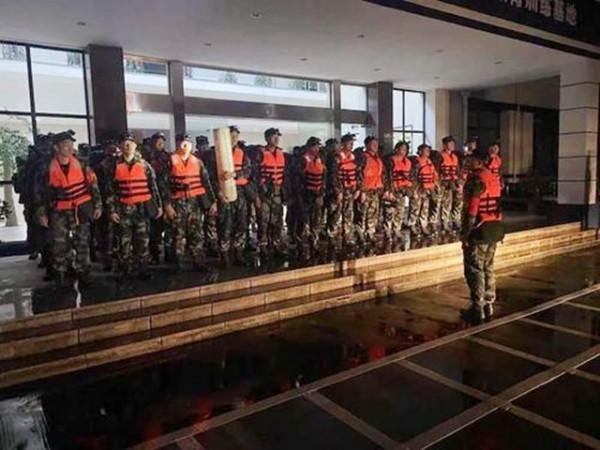 致敬!洛陽100歲抗戰老兵劉六夫坦克碾壓下活命,送兒孫6人進軍營 致敬!洛陽100歲抗戰老兵劉六夫坦克碾壓下活命,送兒孫6人進軍營