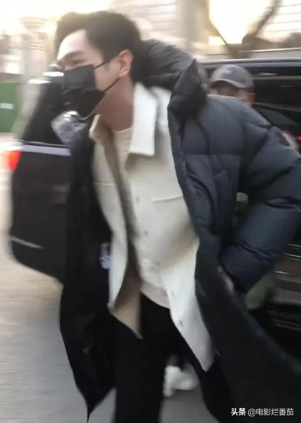 春晚五次聯排：趙麗穎緊身褲吸睛，沈騰眼神犀利，張小斐知性俏皮