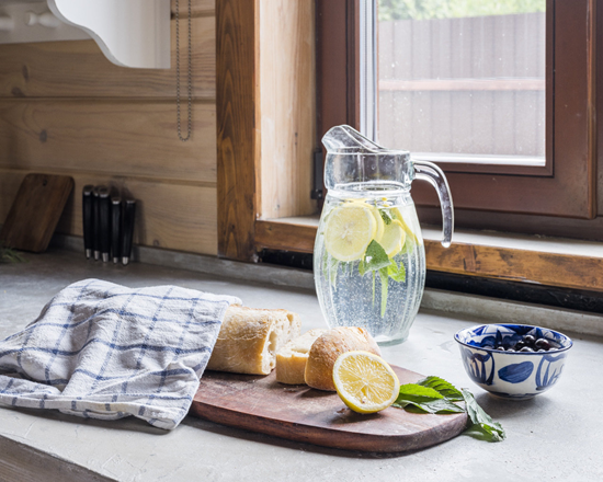 夫妻隱居深山，就地取材造房子，36㎡微型房屋，還帶露臺和桑拿房