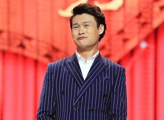 從喜劇演員到酒懵子,小沈龍再三挑戰觀眾底線,把粉絲當“韭菜” 從喜劇演員到酒懵子,小沈龍再三挑戰觀眾底線,把粉絲當“韭菜”