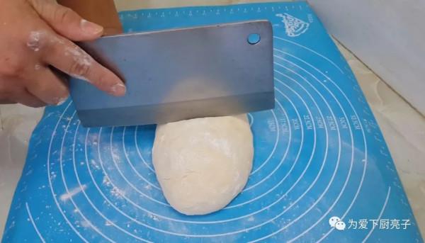 自制蔥油餅的做法，鍋裡一烙，柔軟勁道不油膩，比手抓餅好吃
