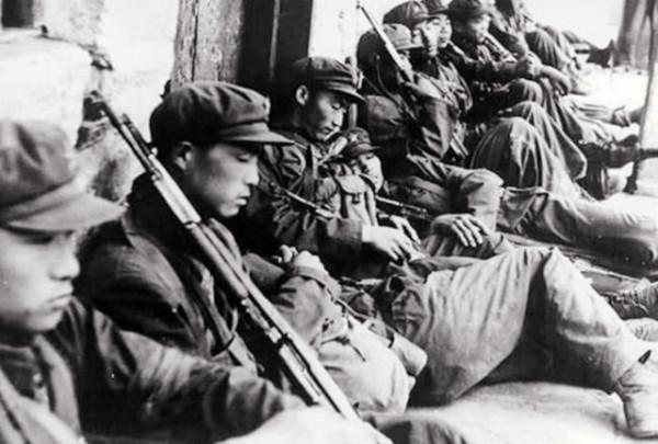 軍區政委遲浩田視察老山前線，發現戰士們蓬頭垢面，又奇怪又生氣