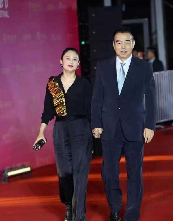 陳紅這回造型太成功，穿襯衫配闊腿褲真高階，單靠氣質就贏了