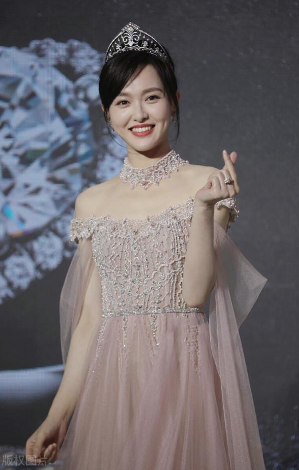 唐嫣出席某品牌活動,穿淡粉公主裙甜美可人,氣質與氣場實力綻放 唐嫣出席某品牌活動,穿淡粉公主裙甜美可人,氣質與氣場實力綻放