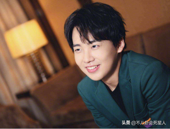 同爸不同命的星二代，成龍兒子開百萬豪車，女兒住百元賓館