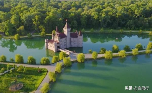 俄羅斯商人在湖中建造童話城堡