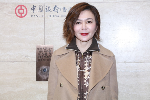 59歲關之琳驚豔了時光，穿棕色大衣配印花套裝亮相，蘋果肌好飽滿