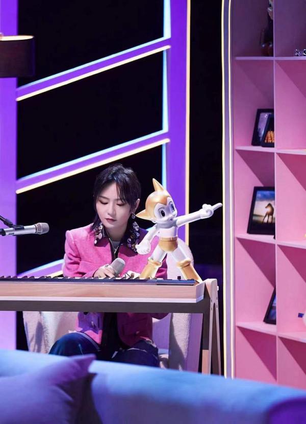 周筆暢亮相綜藝《你好星期六》換三套造型演繹新歌《歡迎光臨》