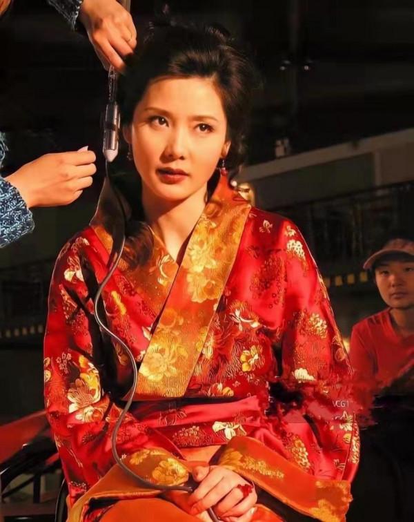 演員何賽飛：父親為她終身未娶，和初戀結婚34年，婚姻狀況如何？