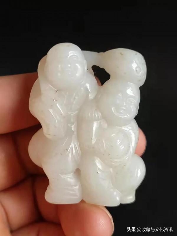 清代和田玉和合二仙掛件鑑賞