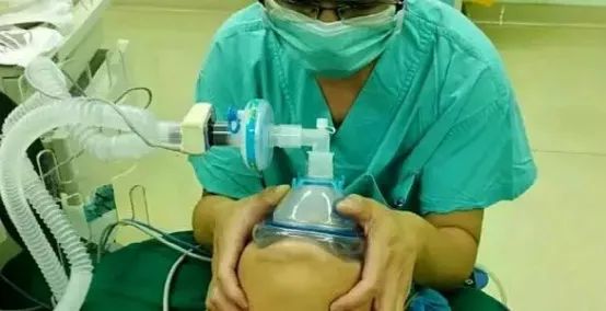 手術後對著空氣勸酒，麻醉半醒時的舉動有點兒意思